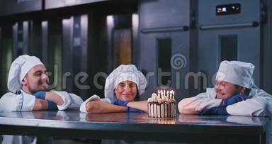 一个有<strong>魅力</strong>的女人吹灭了生日蛋糕上的蜡烛，两个有<strong>魅力</strong>的男人和她在一起
